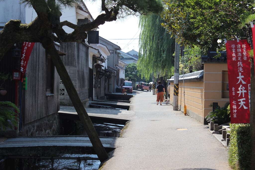 倉吉市白壁土蔵群と小川