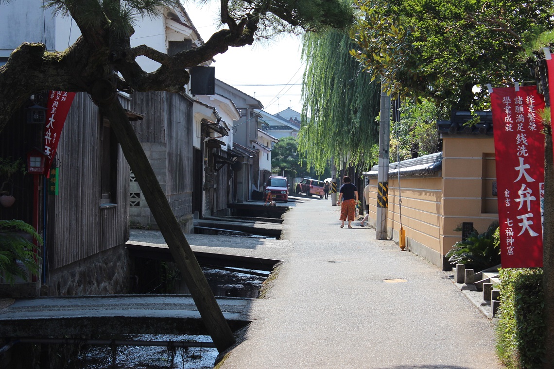 倉吉市白壁土蔵群と小川