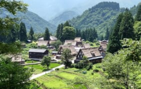 世界遺産・五箇山の街並み