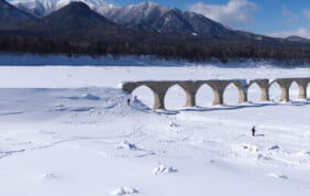 14名様限定の旅　北海道の新しい冬旅「神秘の『青い池』と幻想の『タウシュベツ』の旅」
