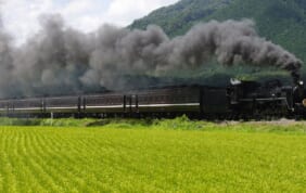 郷愁の汽笛が鳴り響く　蒸気機関車で巡る日本の旅　３選