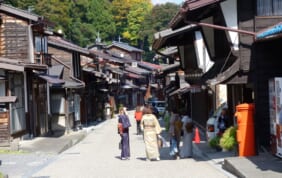 「木曽路はすべて山の中」　中山道の宿場町　奈良井（長野）