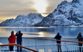 ノルウェーが育んだフィヨルドを往く　沿岸急行船の冬景色