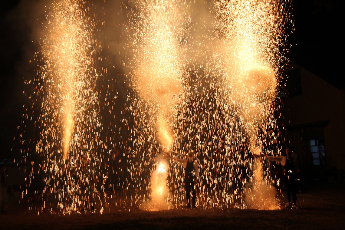 迫力の豊橋手筒花火 プライベート鑑賞を楽しむ３コース 旅のひろば ワールド航空サービス