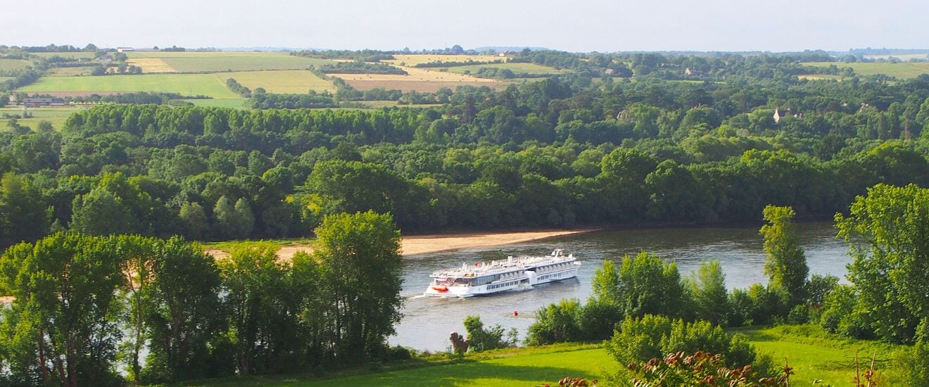 新緑のロワール川と古都ナントの旅【10日間】