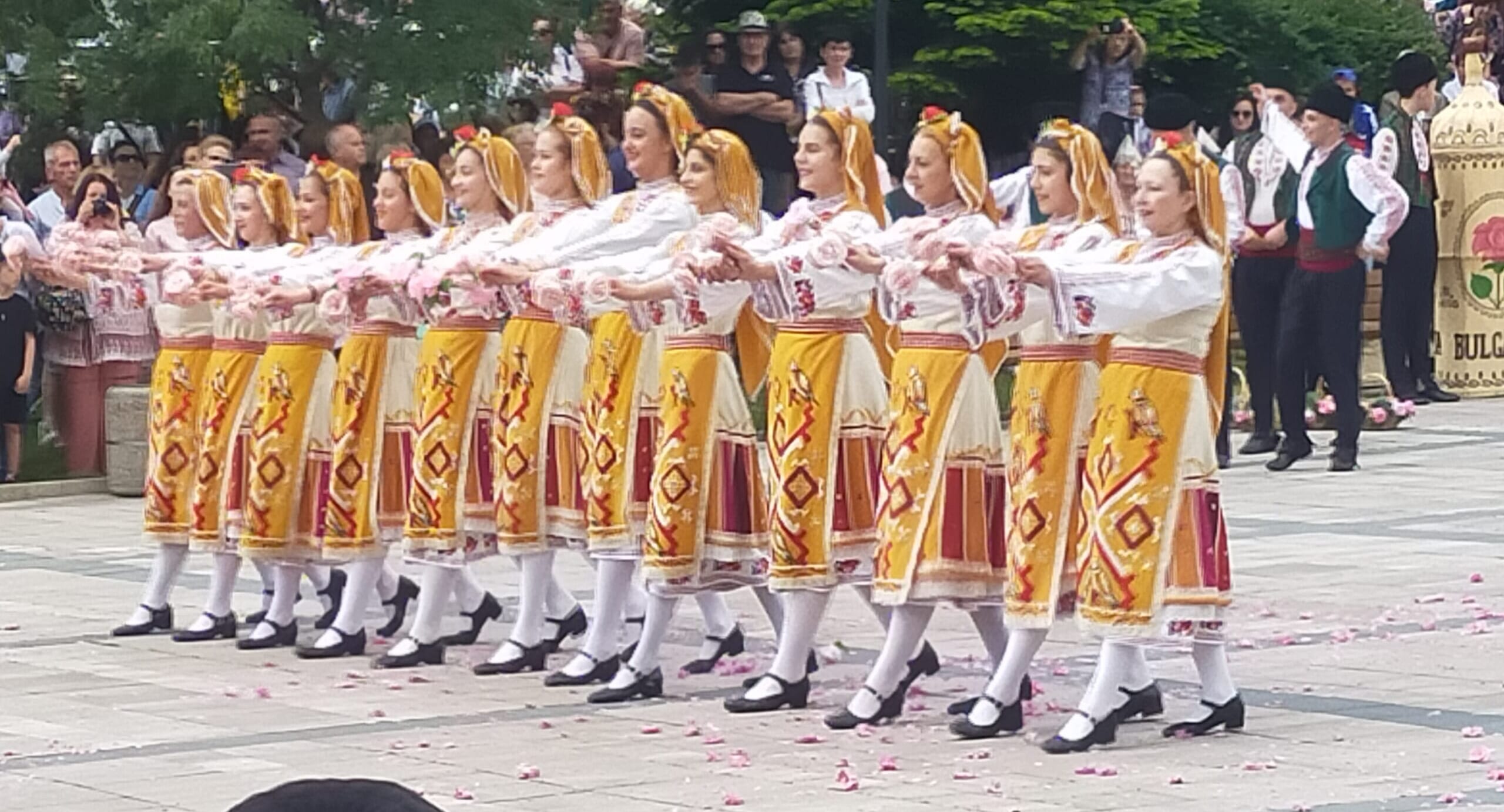ブルガリア バラ 祭り