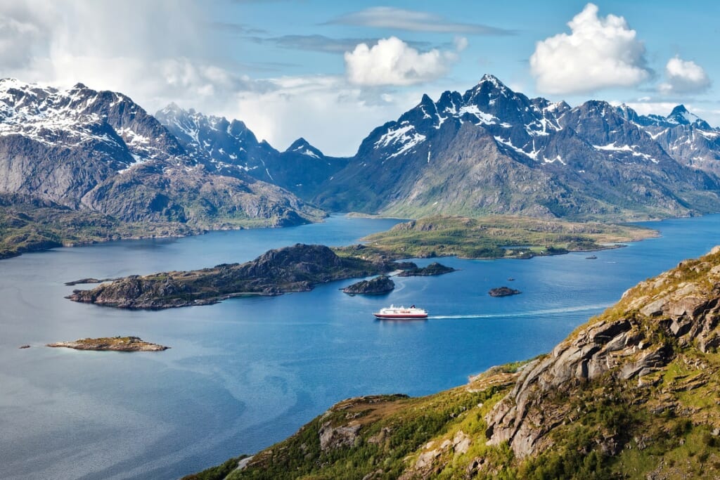 フィヨルドを縫うように進む沿岸急行船