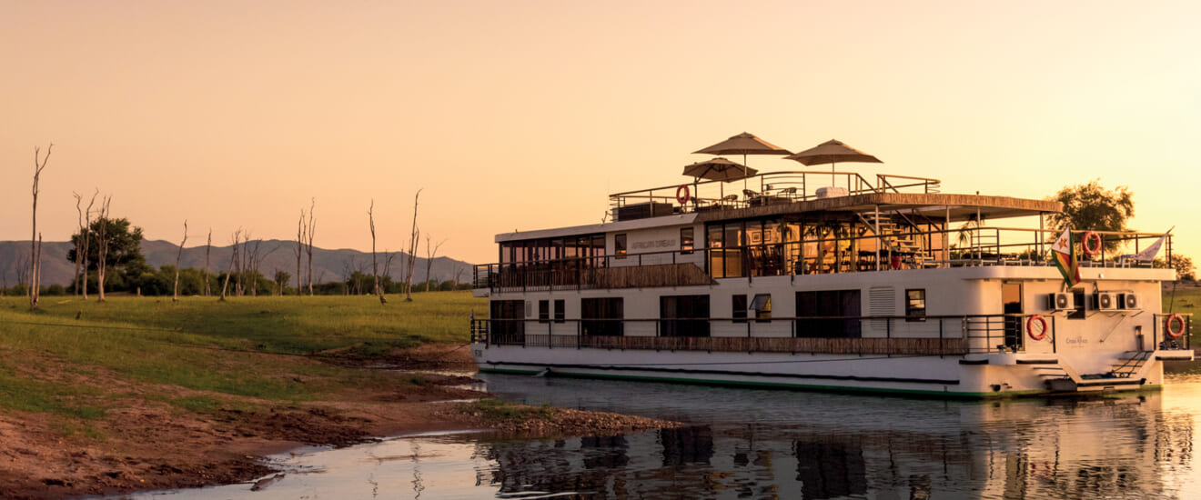 野生の楽園ナミビア・カプリビ回廊とジンバブエ・カリバ湖クルーズの旅【12日間】