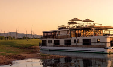 野生の楽園ナミビア・カプリビ回廊とジンバブエ・カリバ湖クルーズの旅【12日間】
