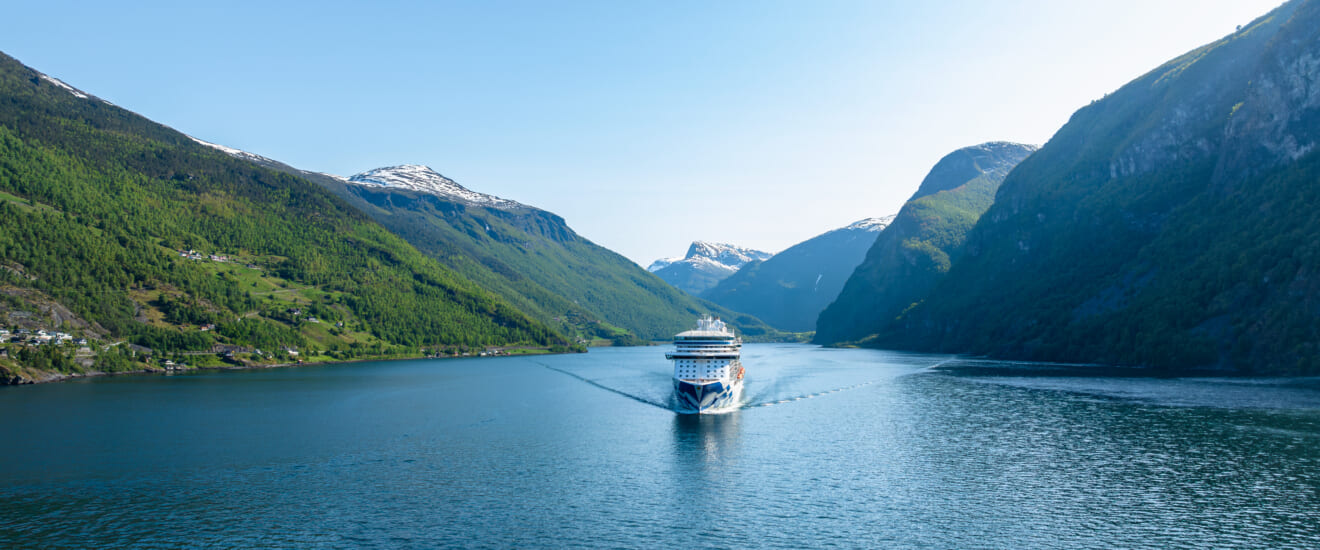 スカイ・プリンセス　ノルウェー、アイスランドのフィヨルドを巡る船旅【17日間】