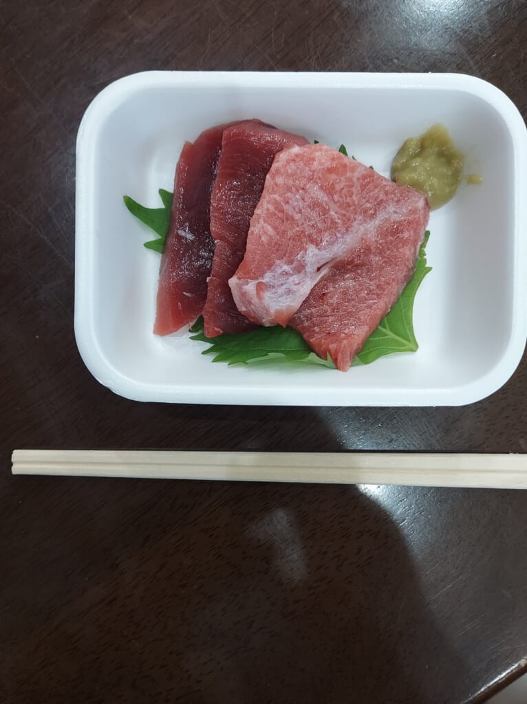 解体したまぐろは、切り分けて試食を