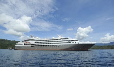 高級探検船ロストラル　夏のアイスランド沿岸をつぶさに訪ねる船旅【11日間】