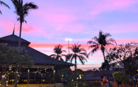 【帰国レポート】海と森で寛ぐ 優雅な王室リゾート地とクワイ川の旅