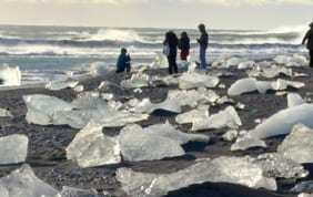 神秘のアイスケイブと冬のアイスランド絶景の旅