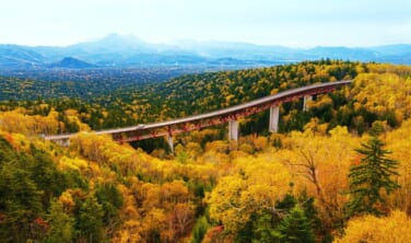 圧倒的秋の絶景　大雪山の紅葉と深紅の能取湖【4日間】